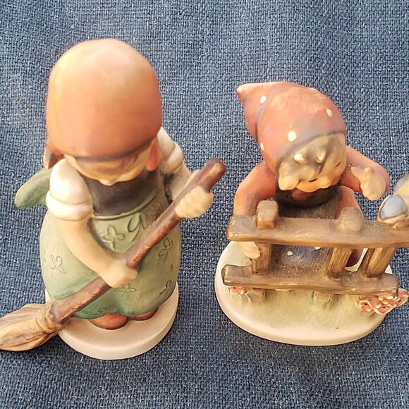 Pair of Vintage Hummels: Little Sweeper and Signs of Spring - Picture 9 of 9